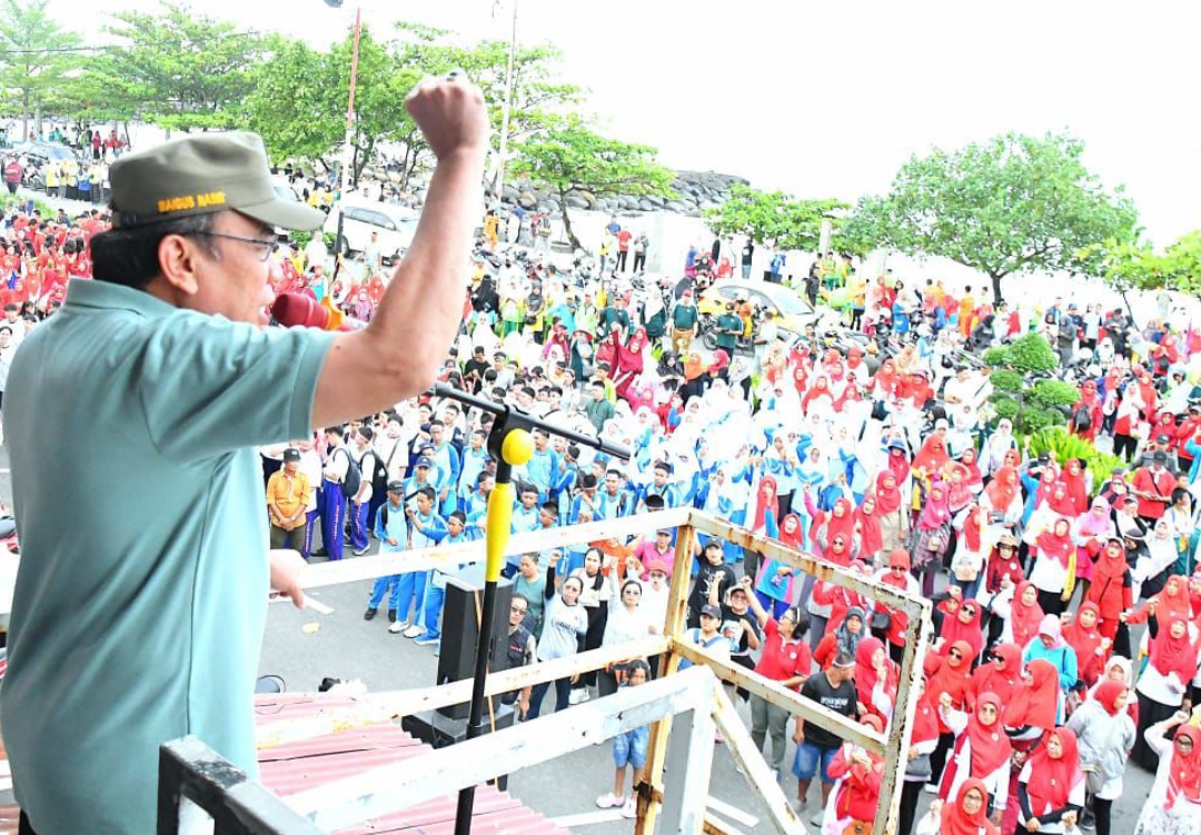 Wawako Padang Maigus Nasir bersama ribuan warga senam bersama sebelum aksi bersih-bersih Pantai Padang. (Foto: Prokopim)