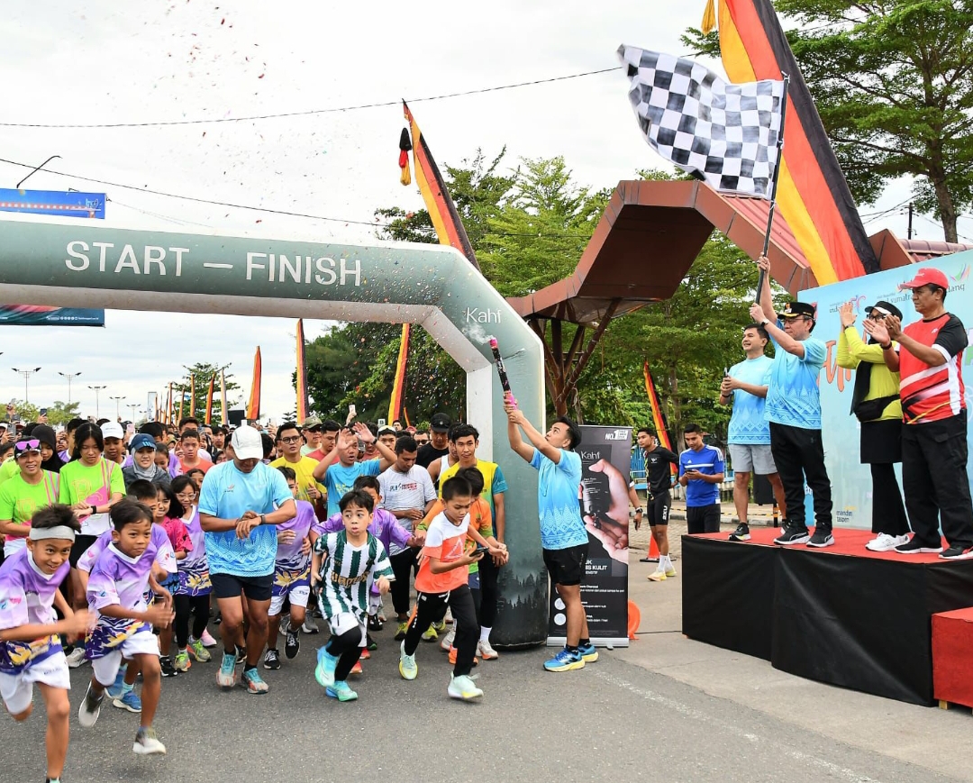 Wakil Wali Kota Padang Maigus Nasir melepas peserta Fun Run Hari Jadi Kota (HJK) Padang ke-356. (Foto: Prokopim)