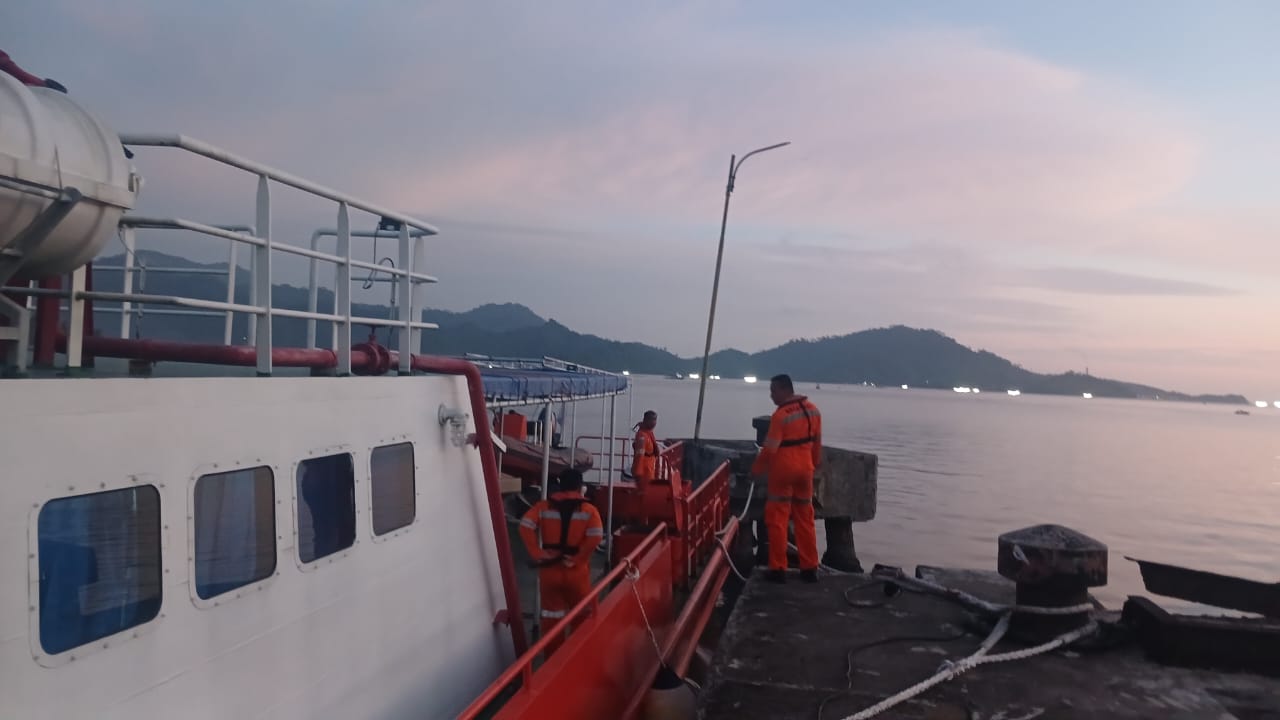 Kapal KM Rezki hilang kontak di perairan Pesisir Selatan. Tim SAR kerahkan kapal dan personel untuk mencari dua awak yang belum ditemukan.