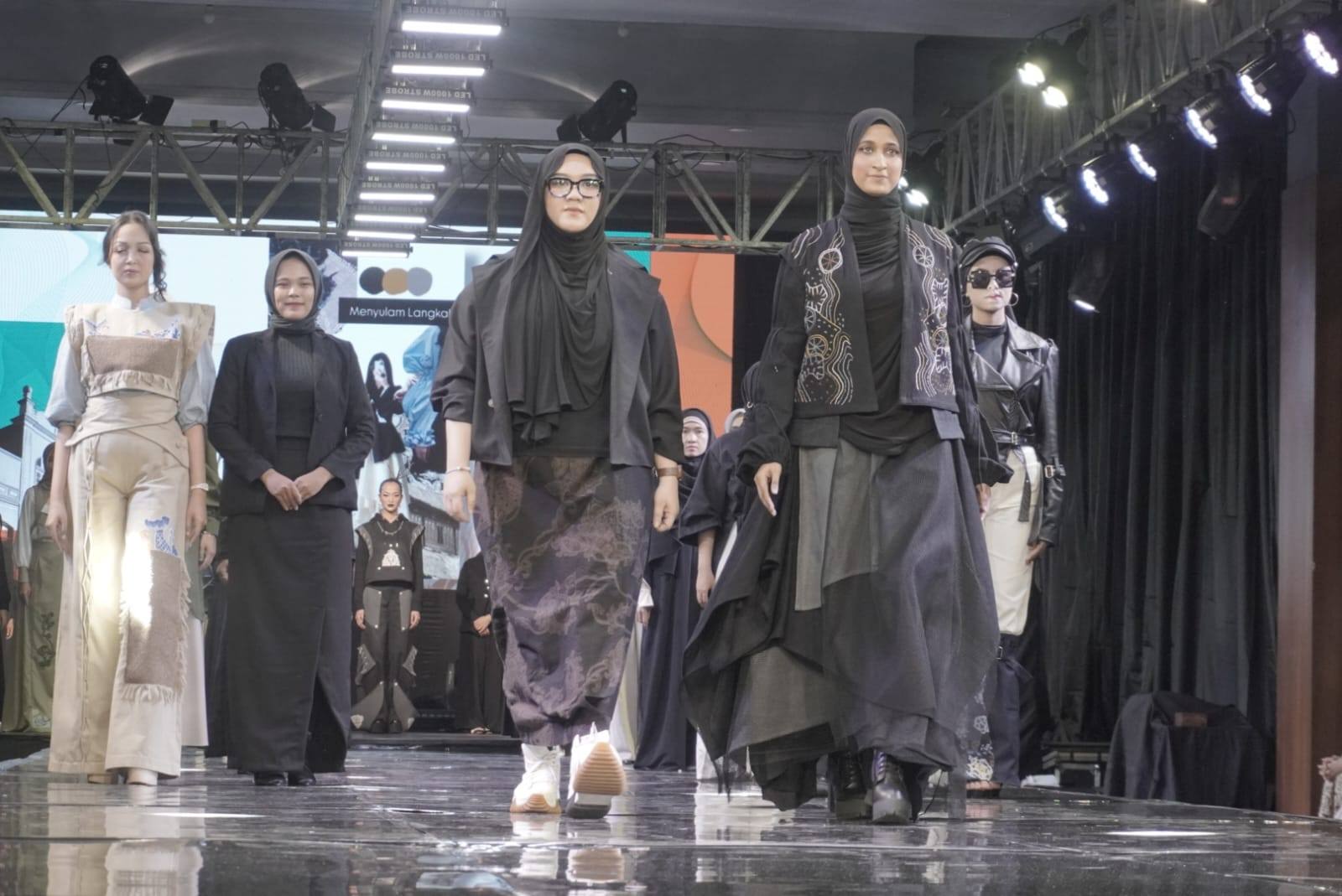Tasya Zita raih Juara I Padang Fashion Summit 2025 berkat desain &ldquo;Menyulam Langkah&rdquo; yang angkat motif sulam Sisiak Ikan dengan gaya modern.