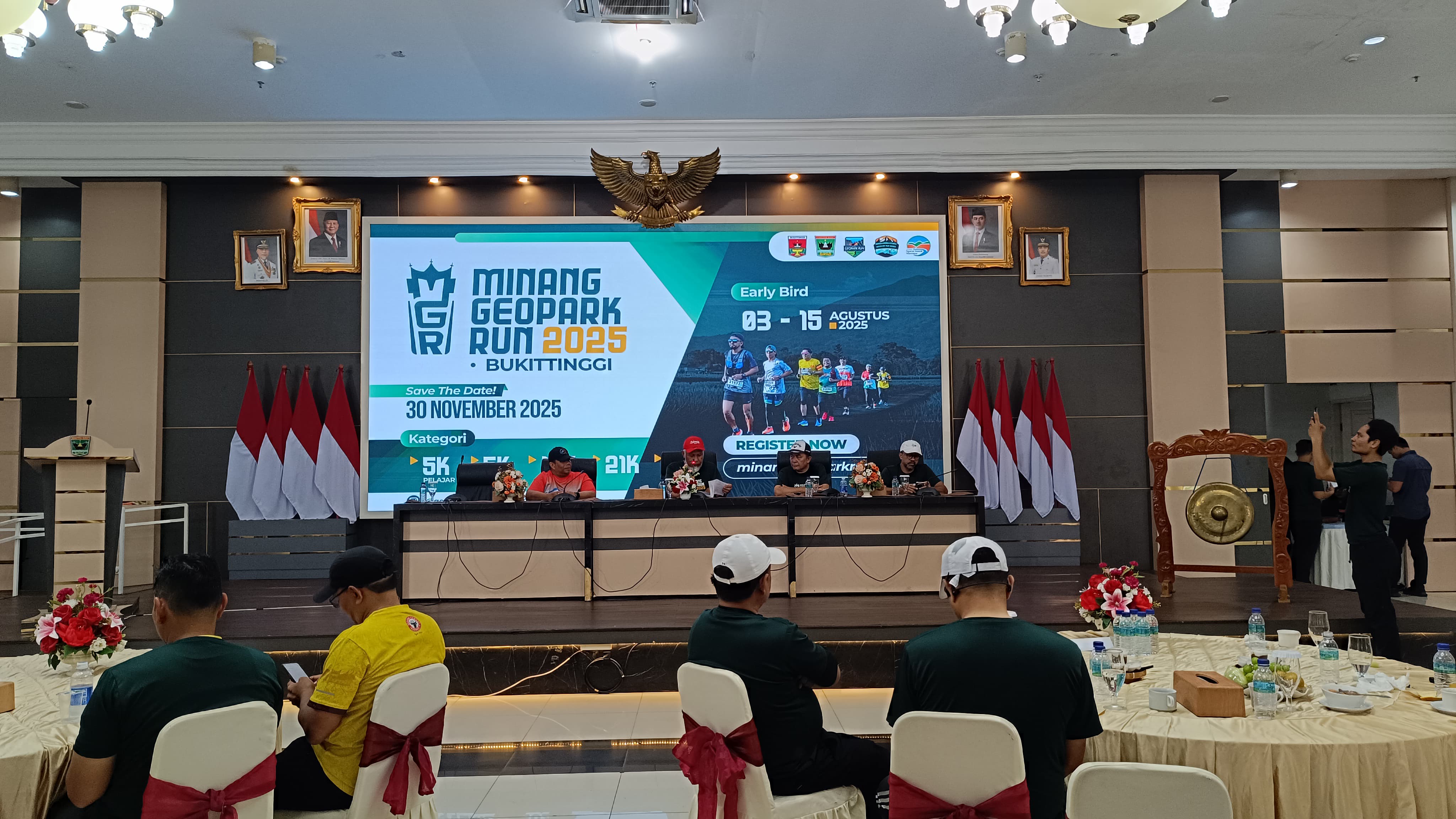 Minang Geopark Run 2025 resmi diluncurkan di Padang, dukung promosi Geopark Ngarai Sianok dan dorong sport tourism Sumbar berbasis edukasi dan konservasi.