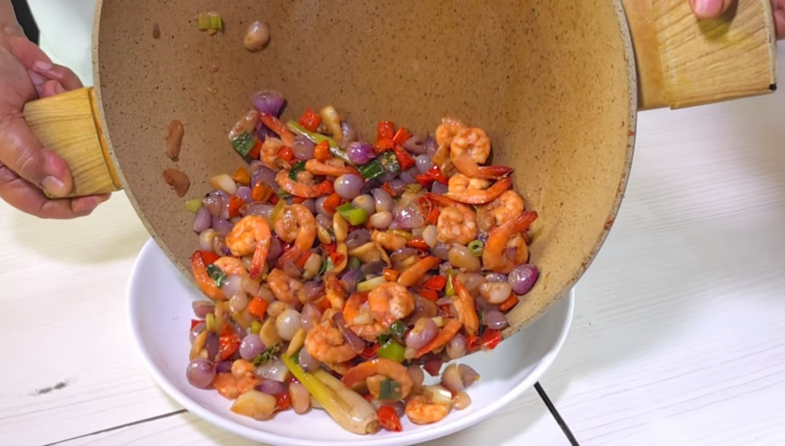 Perpaduan bawang, cabai, dan terasi udang menciptakan rasa gurih yang bikin makan makin lahap.