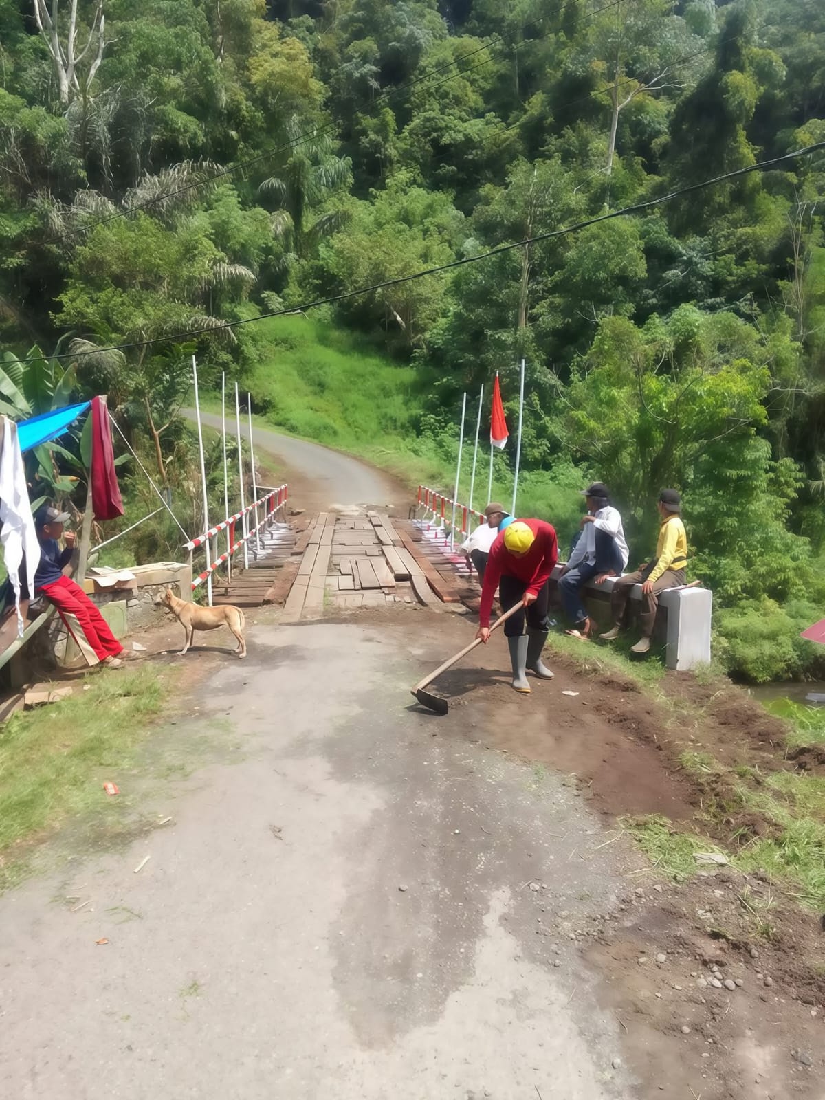 SWADAYA: Warga Maturhilia memperbaiki jembatan rusak di Jorong Aiataganang, secara swadaya, baru-baru ini.(HENDRA UNTUK PADEK)