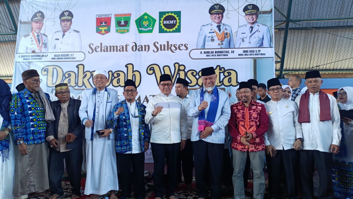BERSEMANGAT: Foto bersama dalam kegiatan wisata dakwah yang digelar BKMT Sumatera Barat di GOR Bermawi, Kota Bukittinggi, Minggu (3/8).(RIAN AFDOL/PADEK)