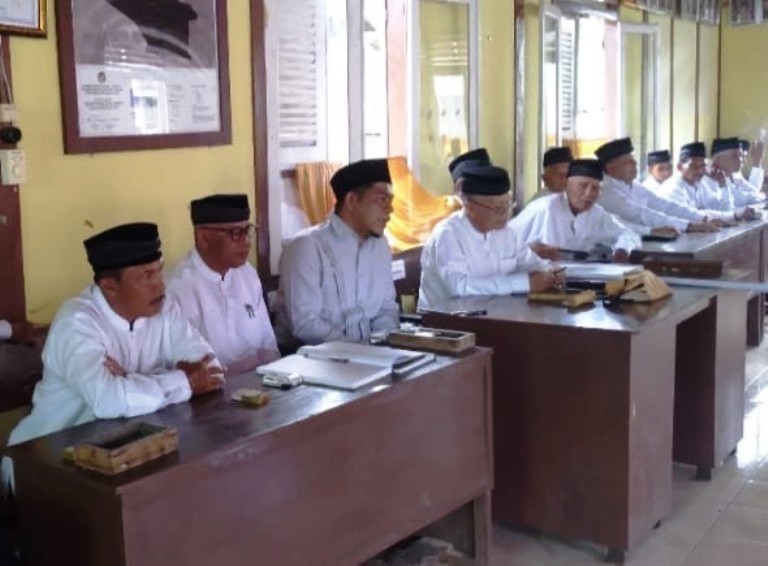 TETAP JALAN: Anggota DPRD Limapuluh Kota, M. Fajar Rillah Vesky, didampingi Wali Nagari dan unsur Kerapatan Adat Nagari (KAN) Tungkar saat pelaksanaan reses masa sidang ketiga,.(DOK.KAN TUNGKAR)