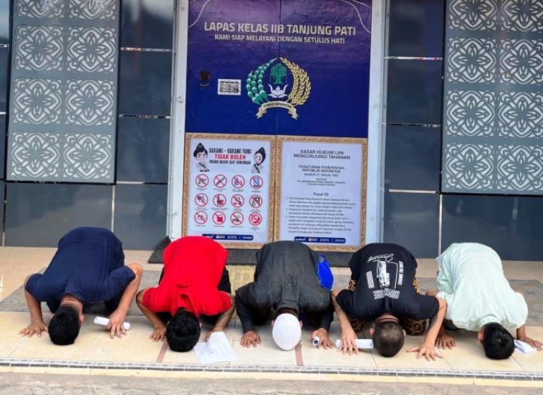 SUJUD SYUKUR: Lima narapidana Lapas Kelas IIB Tanjung Pati saat resmi dibebaskan usai menerima amnesti Presiden RI, 1 Agustus 2025.(SY RIDWAN/PADEK)