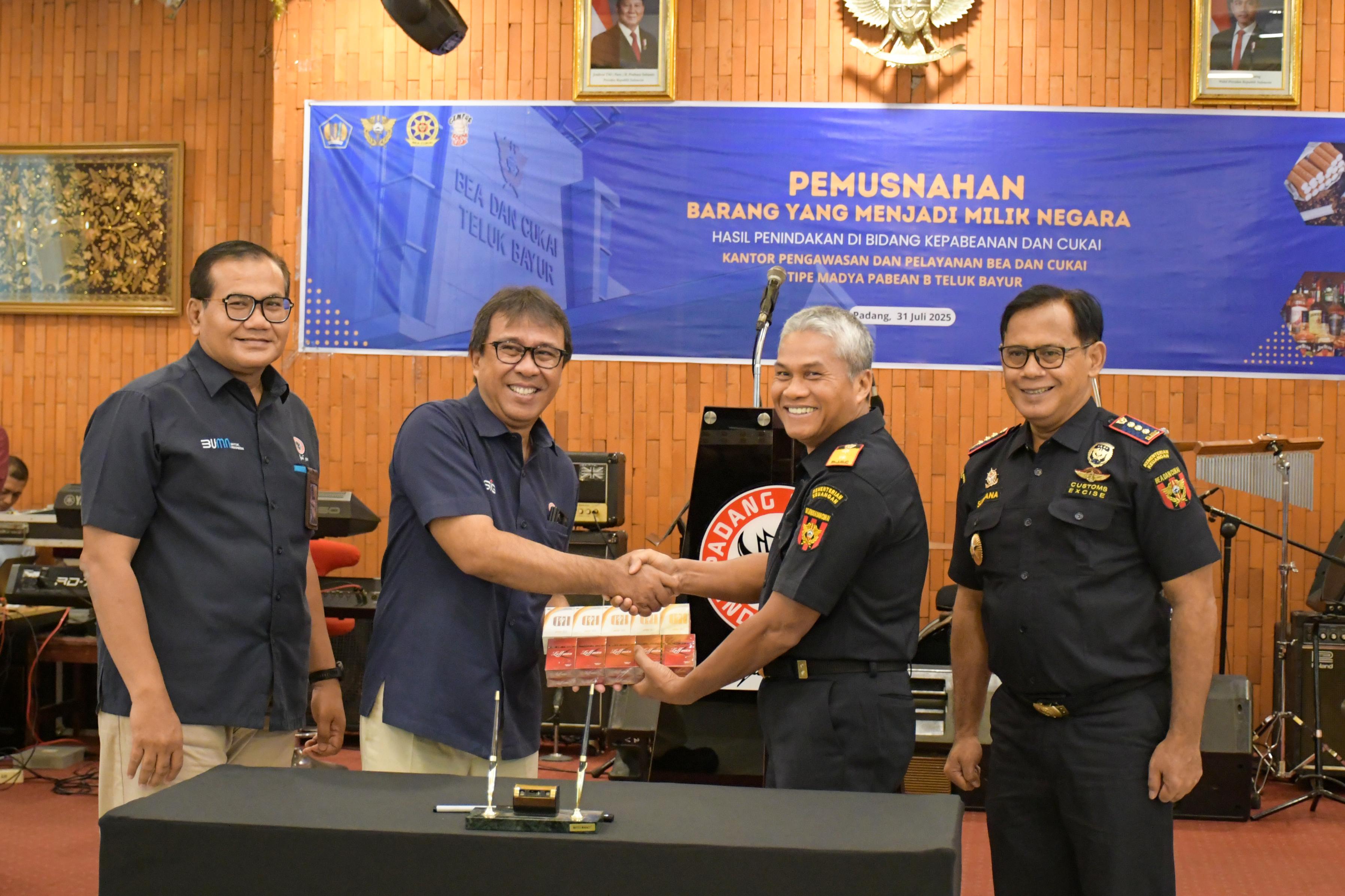 Kepala Kanwil DJBC Riau Parjiya, serahkan hasil penindakan KPPBC Tipe Madya Pabean B Teluk Bayur kepada Plt Dirut PT Semen Padang Pri Gustari Akbar, untuk dimusnahkan.