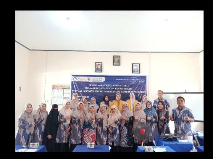 Foto bersama Tim Pengabdian PMKM UNP dengan MGMP IPA Mentari Gugus 1 Kabupaten Sijunjung
