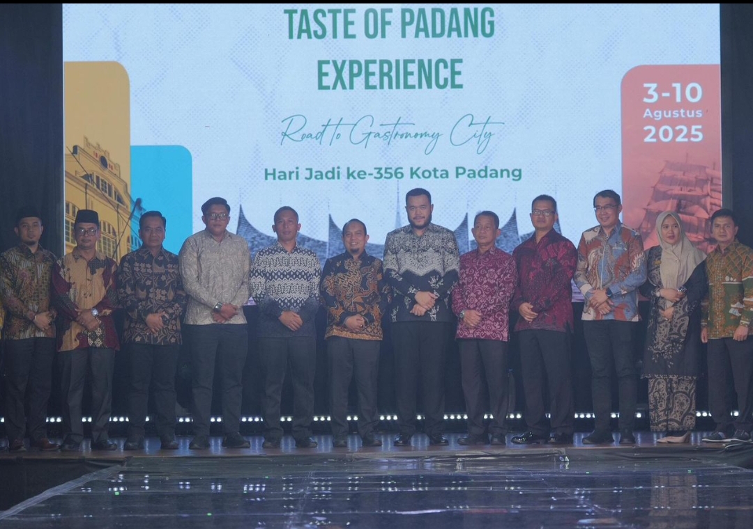 Wali Kota Padang, Fadly Amran membuka rangkaian acara HJK Padang ke-356 , Minggu malam (3/8/2025), di Gedung Bagindo Aziz Chan Youth Center.(Foto: Prokopim)