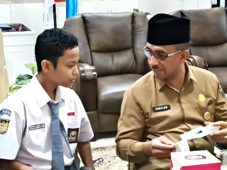 M Dhamar Jati Afrasy berbincang dengan Kadisdik Sumbar Barlius di SMAN 12 Padang, Senin (4/8/2025). (Foto: H. Parjiga)