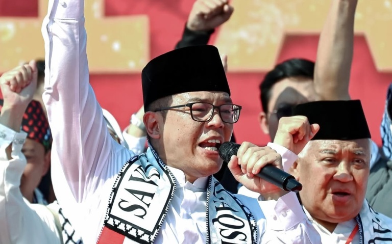 KECAM ISRAEL: Menteri Luar Negeri (Menlu) Sugiono dalam aksi bela Palestina di Monas, Jakarta, kemarin (3/8).(JAWAPOS)