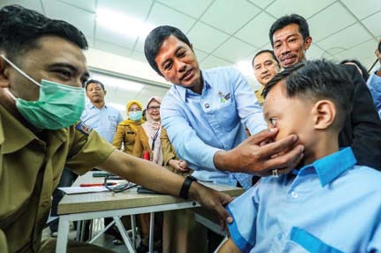 PANTAU KONDISI: Wamenkes Dante Saksono Harbuwono (tengah) memantau pelaksanaan program Cek Kesehatan Gratis Sekolah di SD Prestasi Global, Depok, kemarin (4/8).(SALMAN TOYIBI/JPG)
