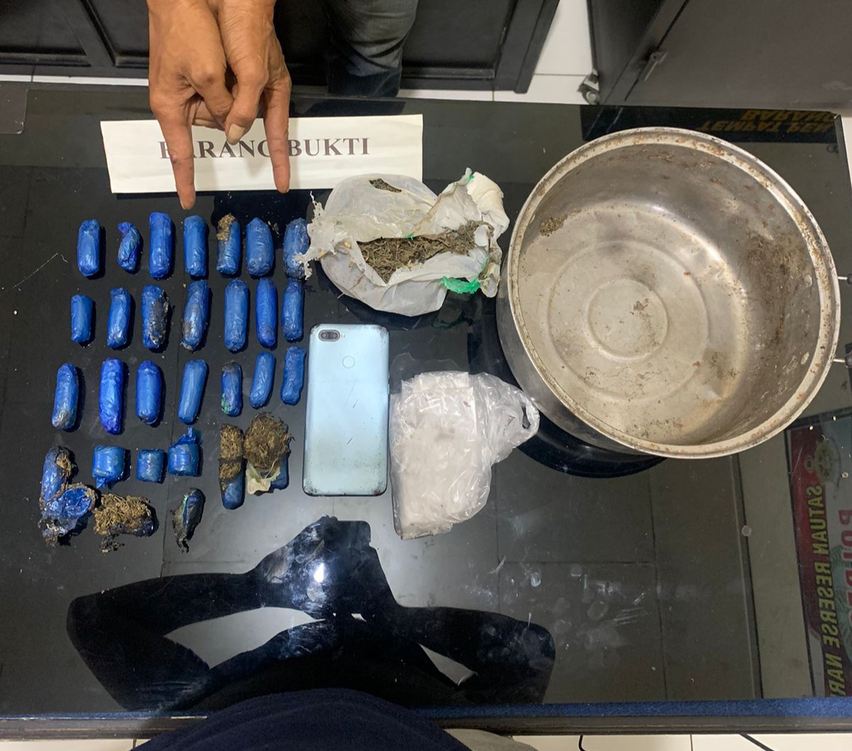 TAK BERKUTIK: Tersangka penyalahgunaan narkoba berinisial JL saat menjalani pemeriksaan di Mapolres Agam, kemarin. Sejumlah barang bukti juga diamankan petugas.(PUTRA PANAI/PADEK)