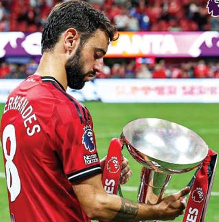 JANGAN JEMAWA: Kapten Manchester United Bruno Fernandes melihat tropi Premier League Summer Series yang mereka menangi di Mercedes-Benz Stadium, Atlanta, kemarin (4/8).(IG MANCHESTER UNITED)
