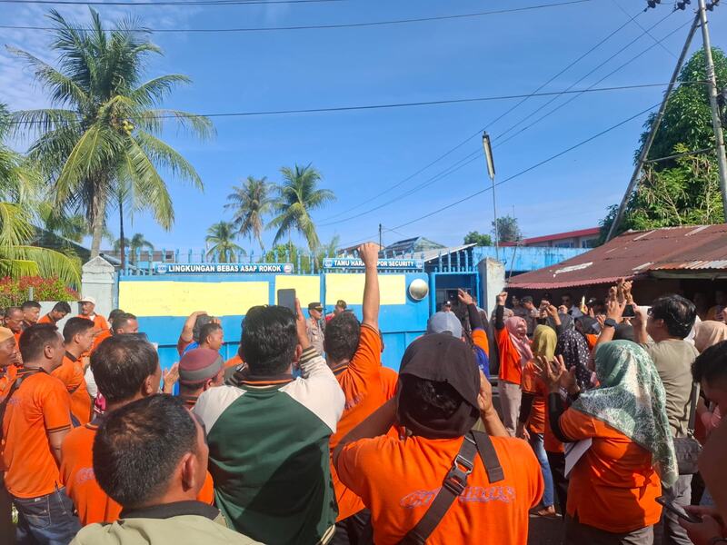 PROTES: Ratusan karyawan PT Bumi Sarimas Indonesia menuntut pembayaran gaji mereka di gerbang perusahaan tersebut, kemarin.(DOKUMENTASI SPSI PT BUMI SARIMAS INDONESIA)