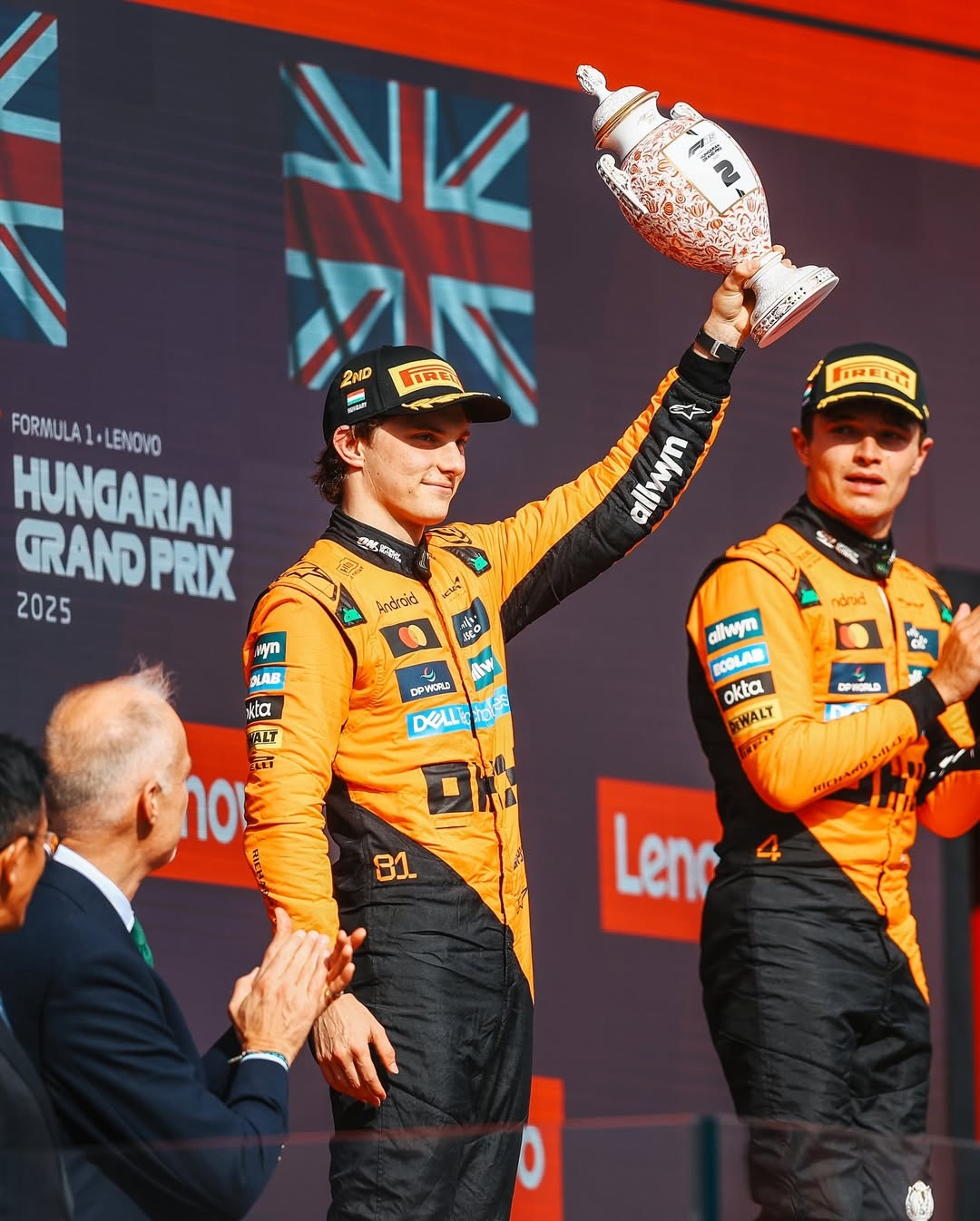 Duo pembalap McLaren, Lando Norris (kiri) dan Oscar Piastri merayakan kemenangan dalam podium F1 Hungaria di Sirkuit Hungaroring, Mogyorod, pada Minggu (3/8).