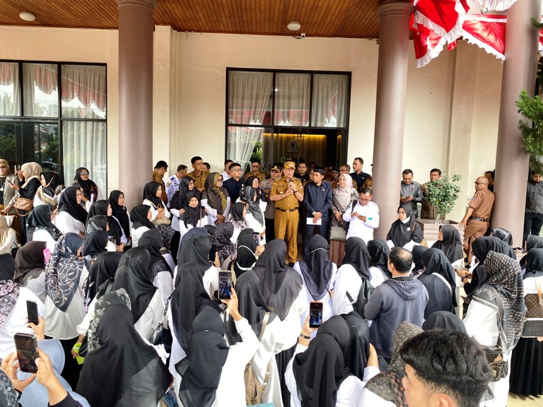 SAMPAIKAN ASPIRASI: Guru PAUD Payakumbuh menggelar aksi damai di depan kantor DPRD Kota Payakumbuh, Senin (4/8), menuntut pembayaran insentif yang tertunda selama lima bulan.(SY RIDWAN/PADEK)