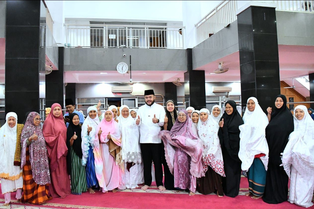Wako Padang Fadly Amran, bersama emak-emak usai kegiatan Subuh Mubarakah di Masjid Quwwatul Ummah, Senin (4/8/2025). (Foto: Prokopim)