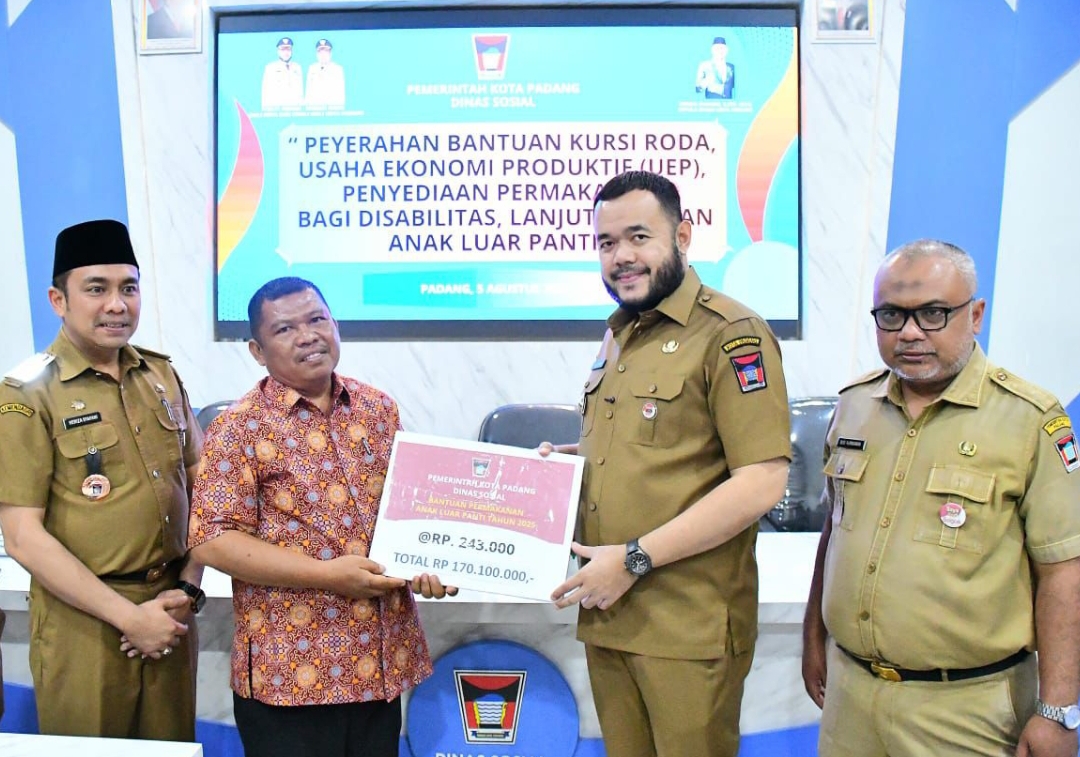 Wali Kota Padang, Fadly Amran serahkan bansos secara simbolis di Aula Kantor Dinas Sosial, Selasa (5/8/2025).(Foto: Prokopim)