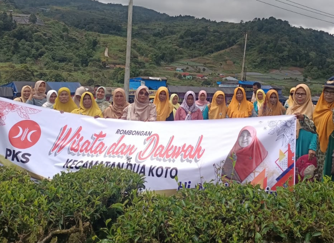 Para tokoh masyarakat dari Kecamatan Dua Koto, Kabupaten Pasaman mengikuti Rihlah yang difasilitasi Nevi Zuairina. (Foto: Tim NZ)