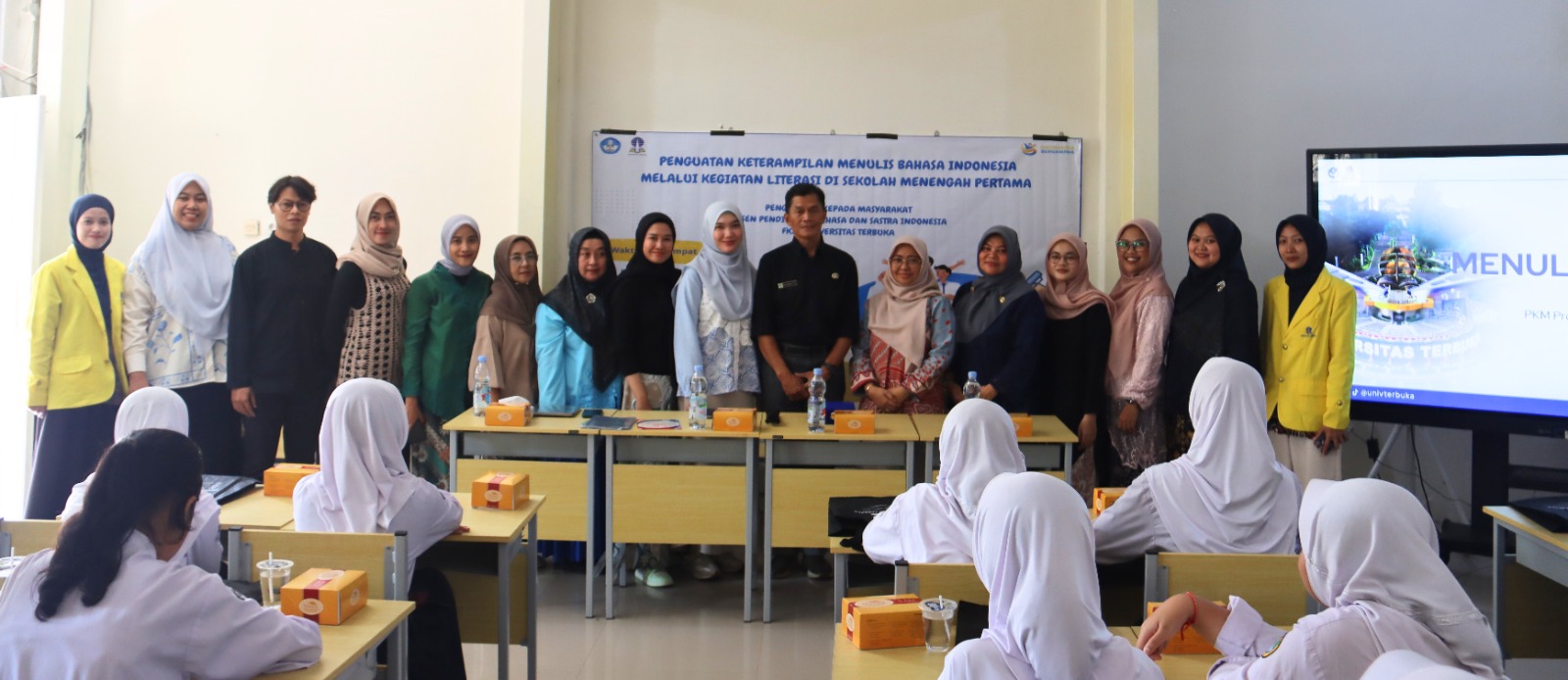 niversitas Terbuka (UT) melalui Program Studi Pendidikan Bahasa dan Sastra Indonesia, Fakultas Keguruan dan Ilmu Pendidikan (FKIP), menggelar kegiatan Pengabdian kepada Masyarakat (PkM).