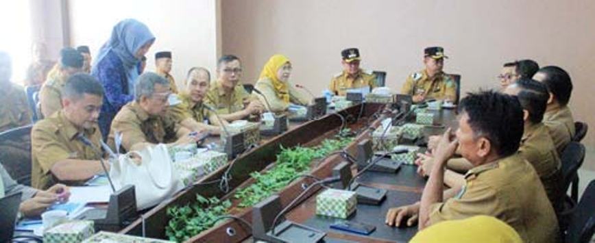 Bupati Pasaman, Welly Suhery, saat memberikan arahan dalam kegiatan coffee morning bersama camat dan wali nagari se-Kabupaten Pasaman di Ruang Rapat Bupati, Senin (4/8/).(PEMKAB PASAMAN UNTUK PADEK)