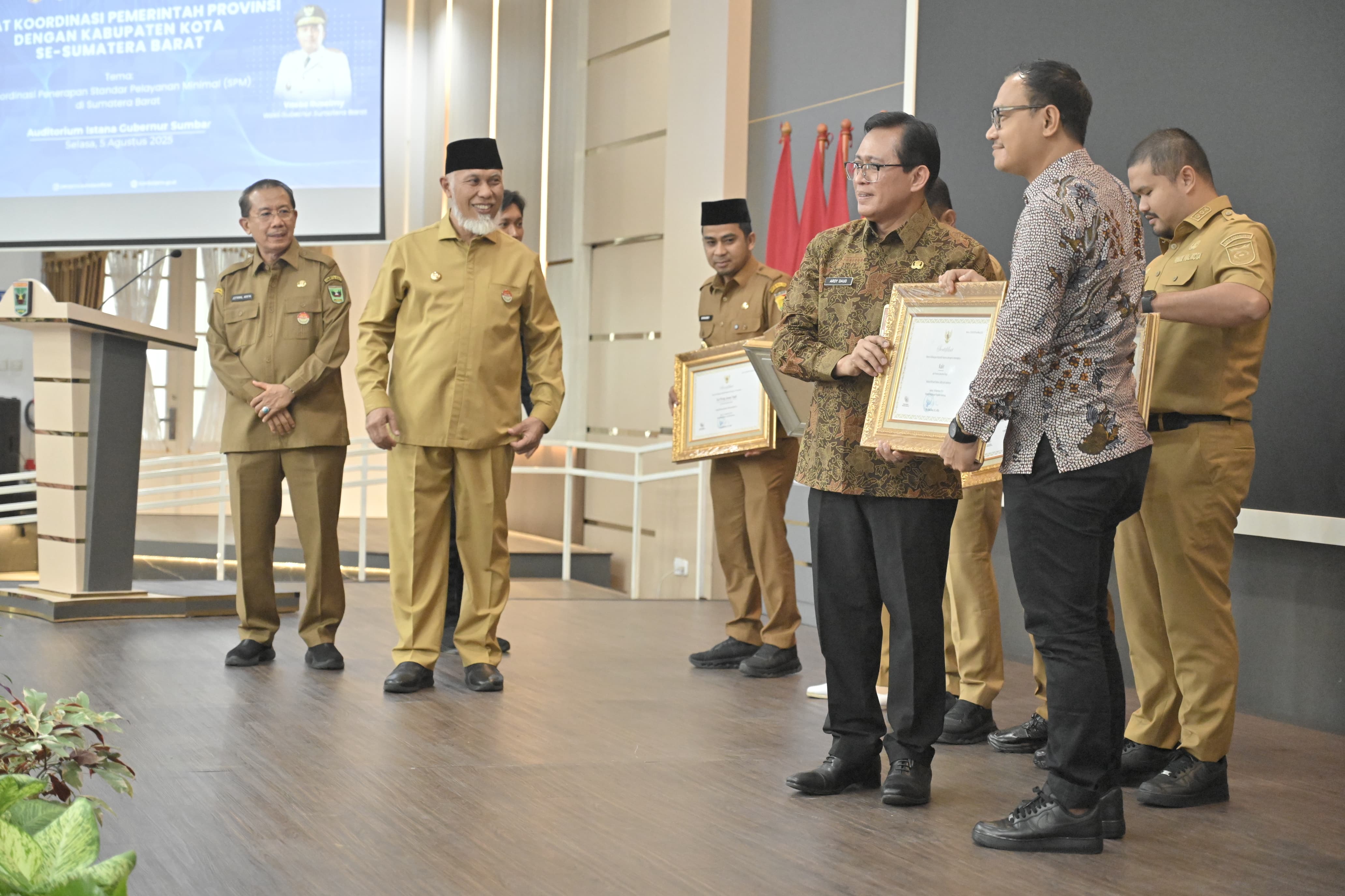 Pemprov Sumbar capai 98% SPM. Gubernur Mahyeldi tegaskan komitmen layani masyarakat secara adil dan merata. Target dan strategi baru.
