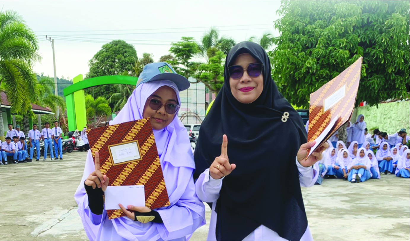 BIKIN BANGGA: Siswi MAN 1 Pessel, Kaysa Radhia saat memperlihatkan piagam penghargaannya yang dia raih bersama guru pembimbing, Dr Halimah, M Ag.(TIM LAMAN GURU)