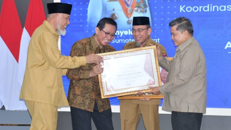 Bupati Agam Benni Warlis menerima piagam penghargaan sebagai Pemerintah Kabupaten Berkinerja Terbaik dalam Penerapan SPM 2024 tingkat Sumbar, di Auditorium Istana Gubernuran, (5/8).(HARRY UNTUK PADEK)
