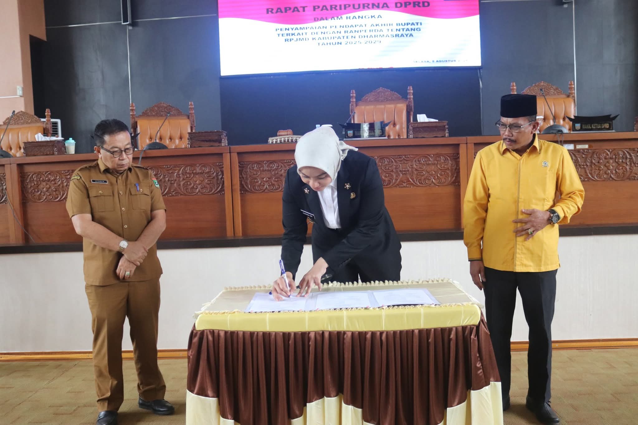 PARIPURNA: Bupati Dharmasraya, Annisa Suci Ramadhani, menandatangani berita acara serah terima Pendapat Akhir terhadap Ranperda RPJMD Kabupaten Dharmasraya Tahun 2025&ndash;2029.(DOK. PEMKAB DHARMASRAYA)