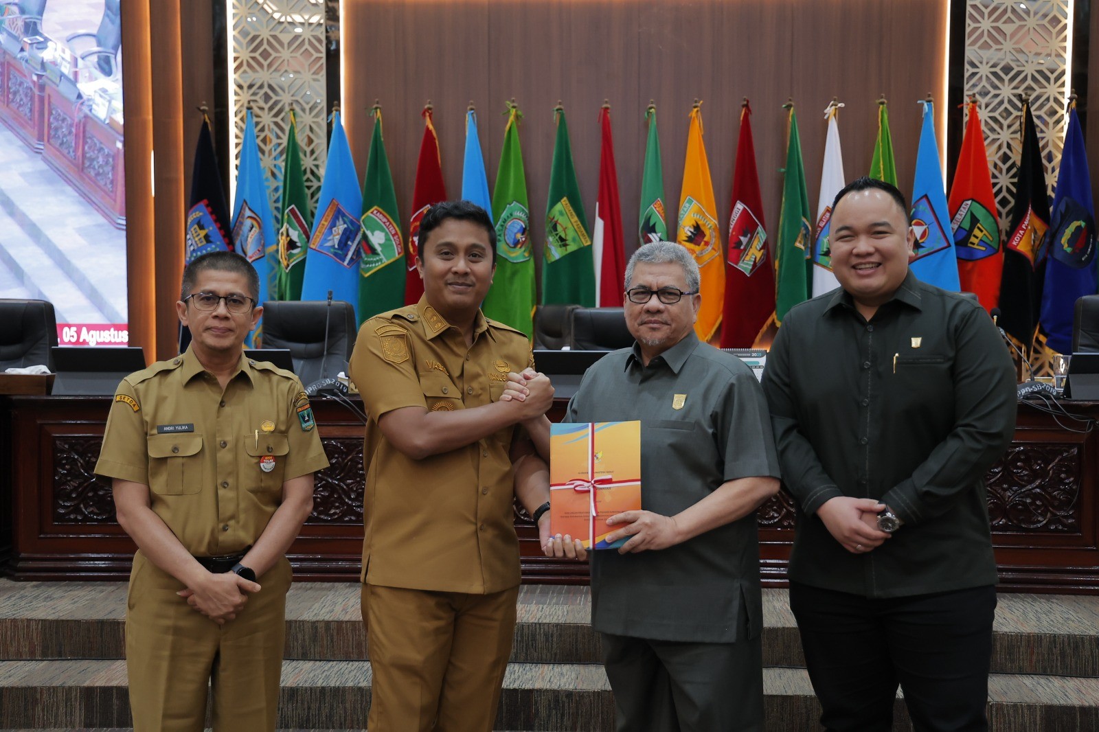 LANGSUNG DIBAHAS: Ketua DPRD Sumbar Muhidi didampingi Wakil Ketua Nanda Satria menerima Nota Pengantar terhadap Ranperda Perubahan APBD Sumbar 2025.(DOKUMENTASI DPRD SUMBAR)