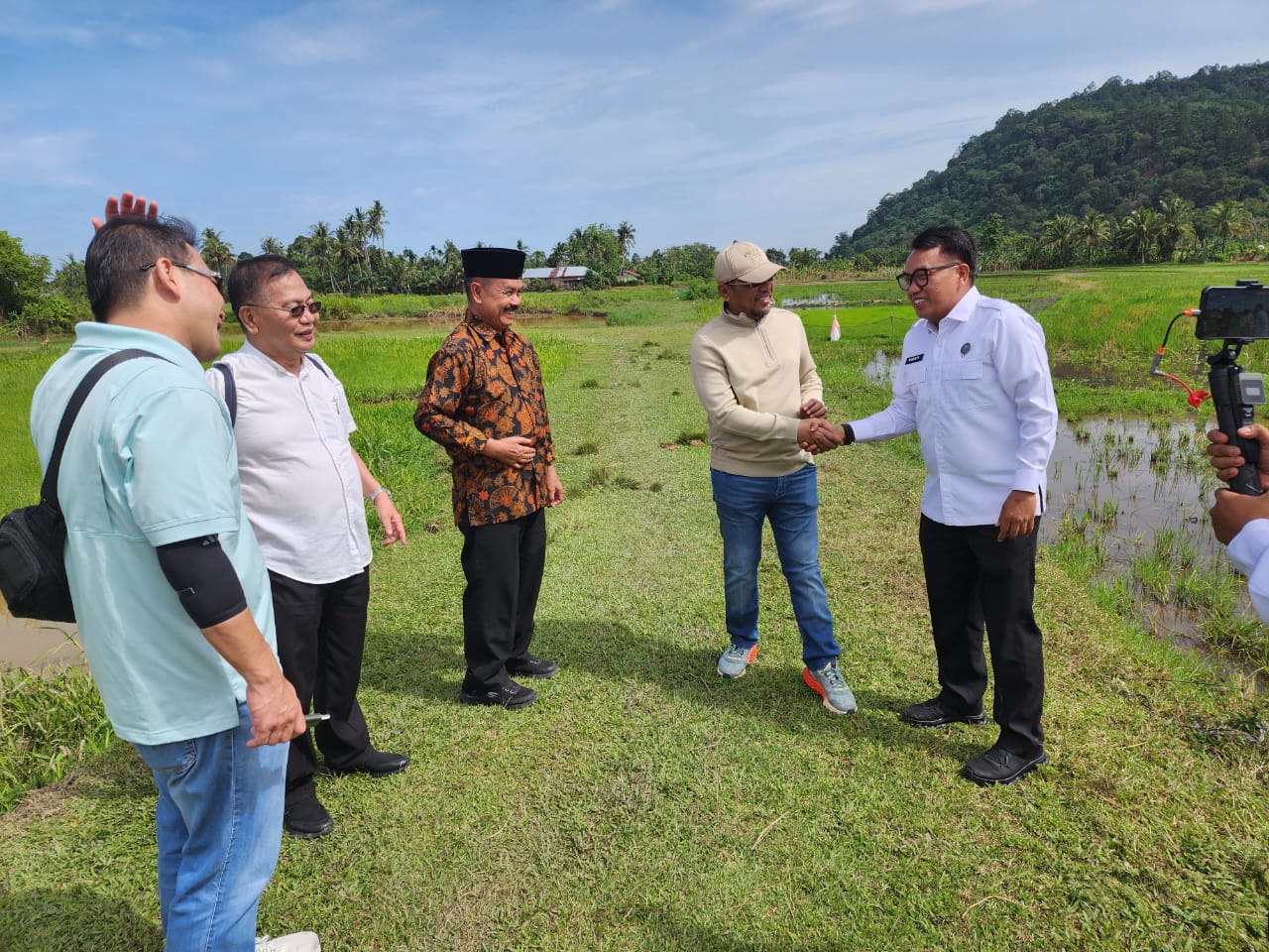 Kepala BNNP Sumbar salami H. Arisal Aziz saat meninjau lahan untuk pusat rehabilitasi narkoba demi selamatkan moral anak kemenakan.