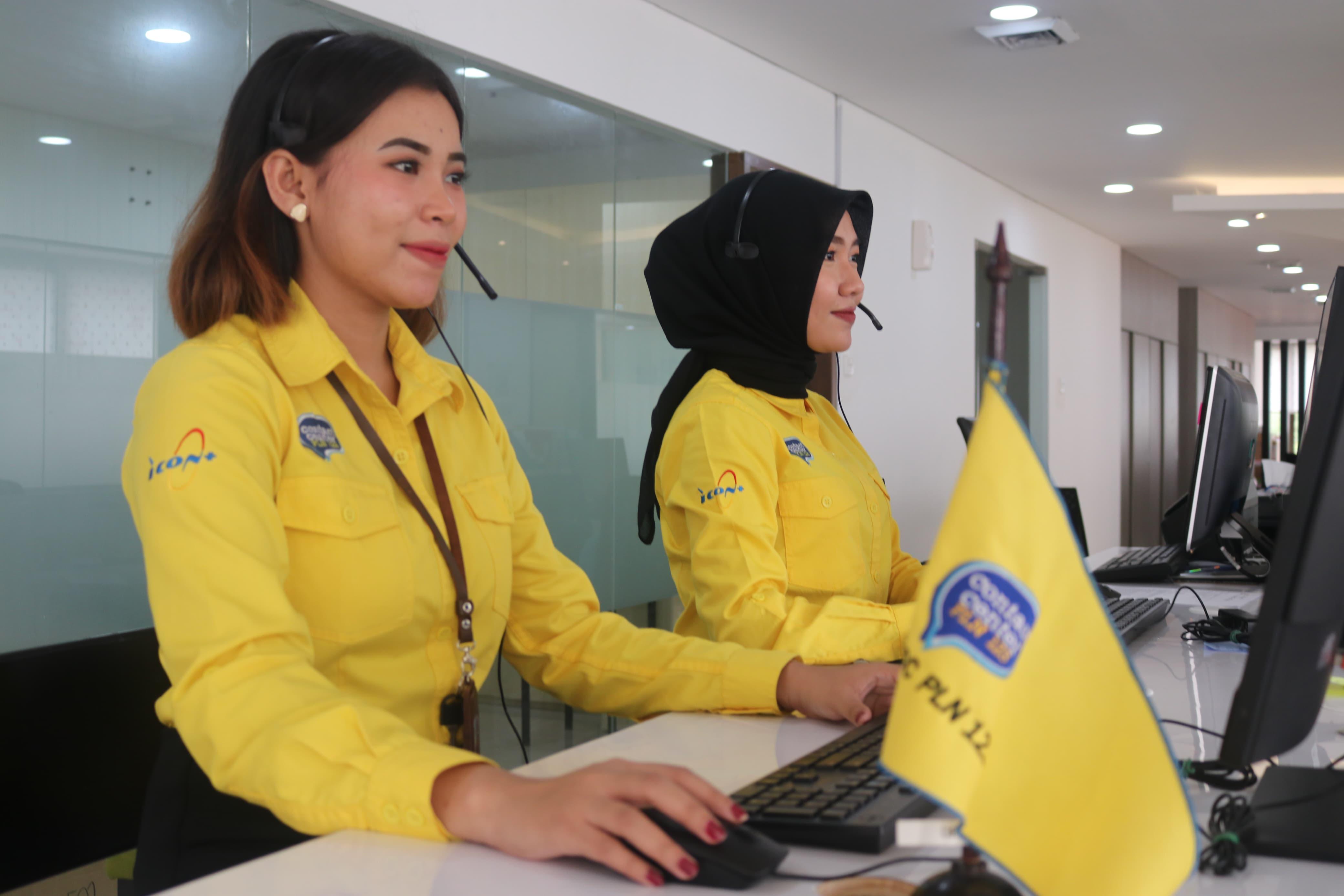 Petugas Contact Center PLN 123, Maria Margaretha (kiri) melayani pelanggan PLN. Maria berhasil meraih penghargaan Gold Winner pada Global Contact Center World Awards 2025.