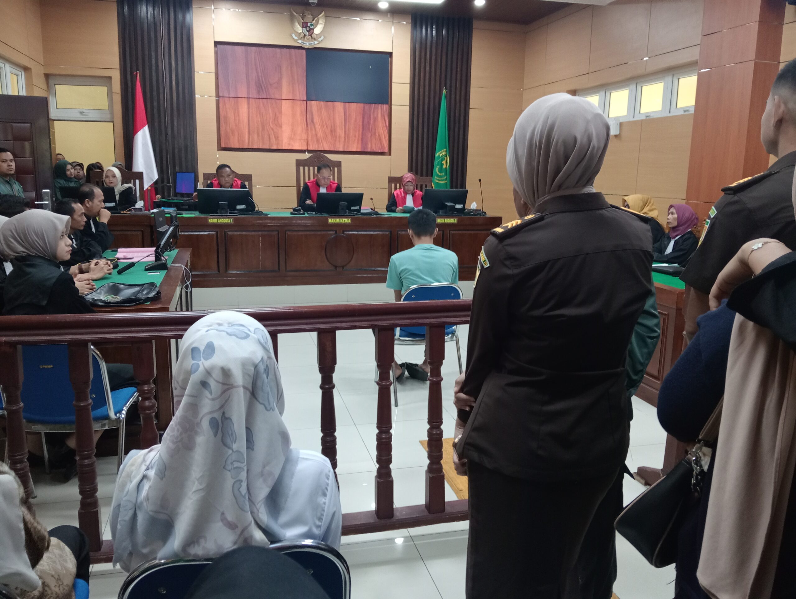 DENGARKAN PUTUSAN: Indra Septiarman alias In Dragon tertunduk mendengarkan amar putusan yang dibacakan hakim ketua Dedi Kuswara, kemarin.(ARIS PRI G/PADEK)