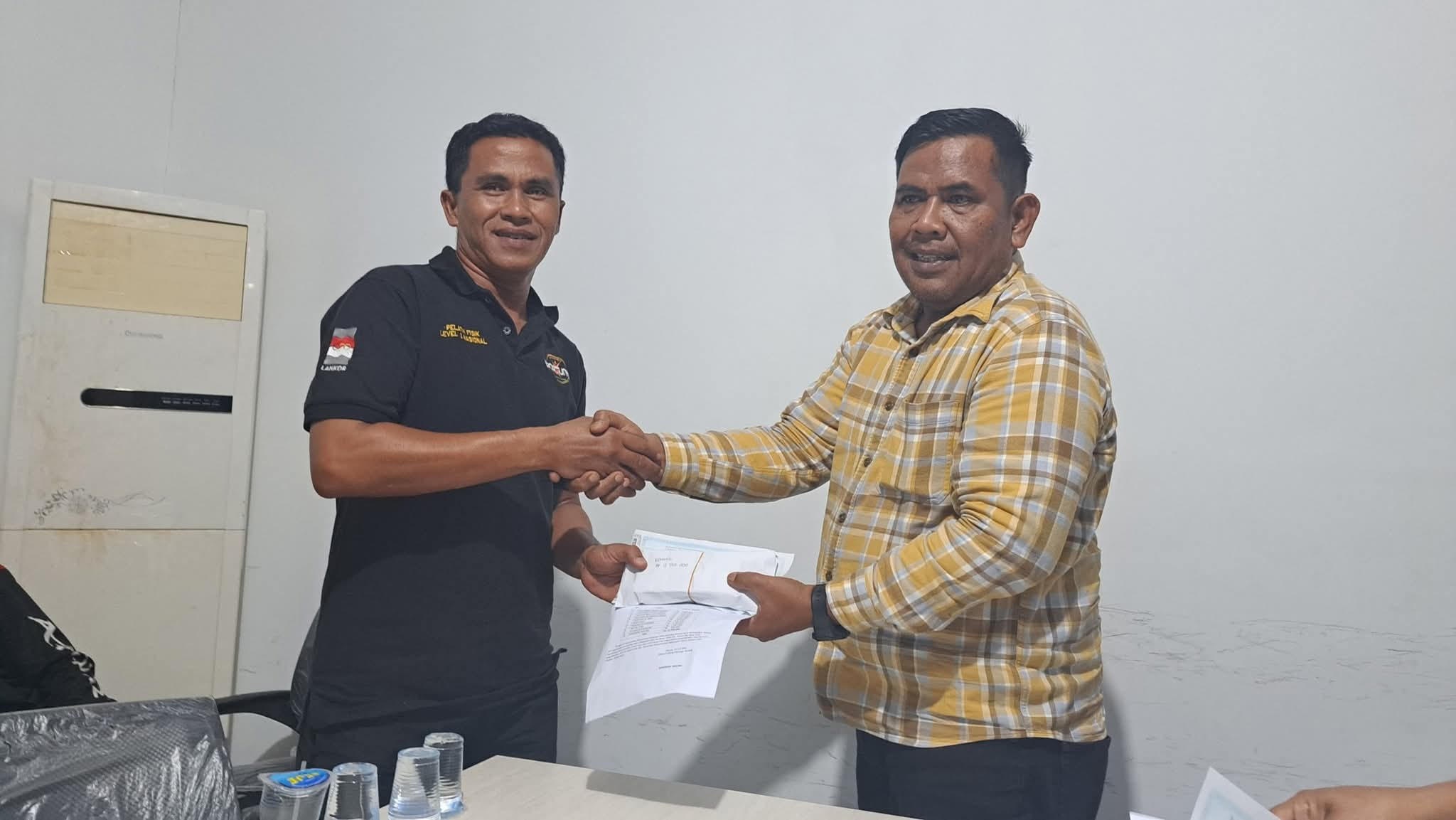 Plt Ketua KONI Pessel, Muhammad Adli (kanan) ketika menyerahkan bonus kepada salah seorang atlet berprestasi pada 23 Juli 2025 lalu.