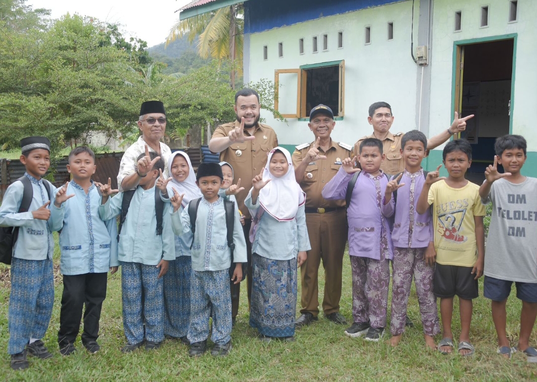 Wali Kota Padang Fadly Amran bersama anak-anak Bungus Teluk Kabung, Selasa (5/8/2025). (Foto: Prokopim)