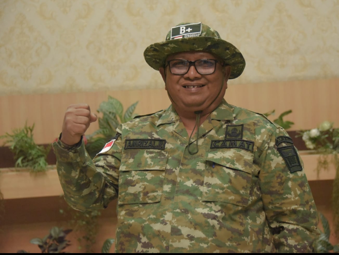 Camat Nanggalo, Amrizal Rengganis bersiap untuk penampilan di pawai Telong-Telong, Rabu malam (6/8/2025). (Foto: Dok PRI)
