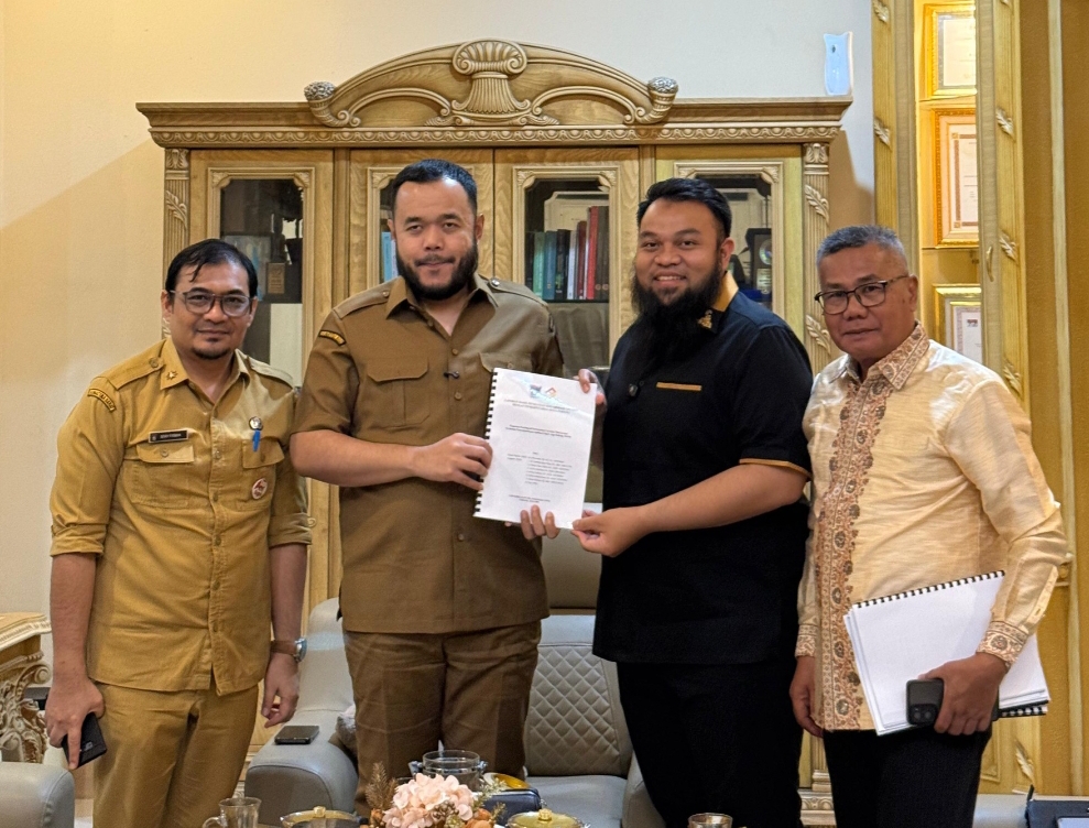 Rektor UPI YPTK Muhammad Ridwan serahkan bahan riset kepada Wali Kota Padang untuk pengembangan Padang Super App, Selasa (5/8/2025).(Foto: Humas UPI YPTK)