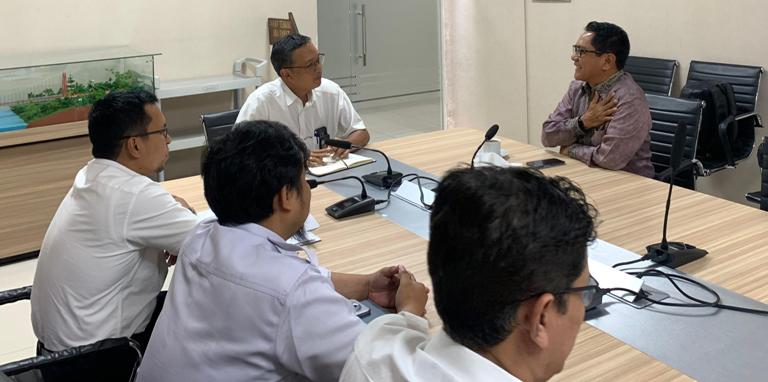 LOBI: Bupati Padangpariaman, John Kenedy Azis, melakukan audiensi dengan Direktur Pembangunan Jembatan Kementerian PUPR, Rakhman Taufik, kemarin.(DISKOMINFO PADANGPARIAMAN UNTUK PADEK)