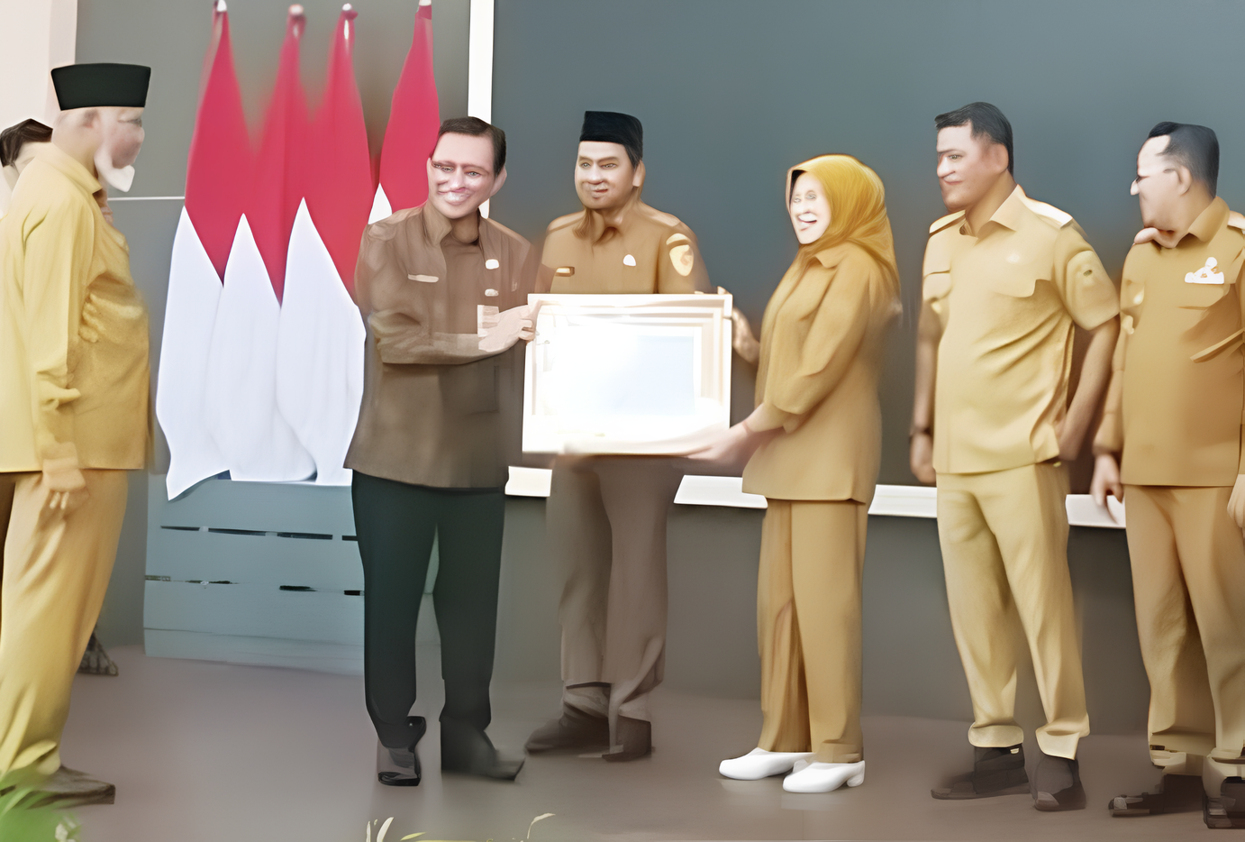 DISERAHKAN: Direktur Jenderal Bina Pembangunan Daerah Kemendagri, Restuardy Daud menyerahkan sertifikat WBTb kepada Wakil Bupati Dharmasraya.(PEMKAB DHARMASRAYA)