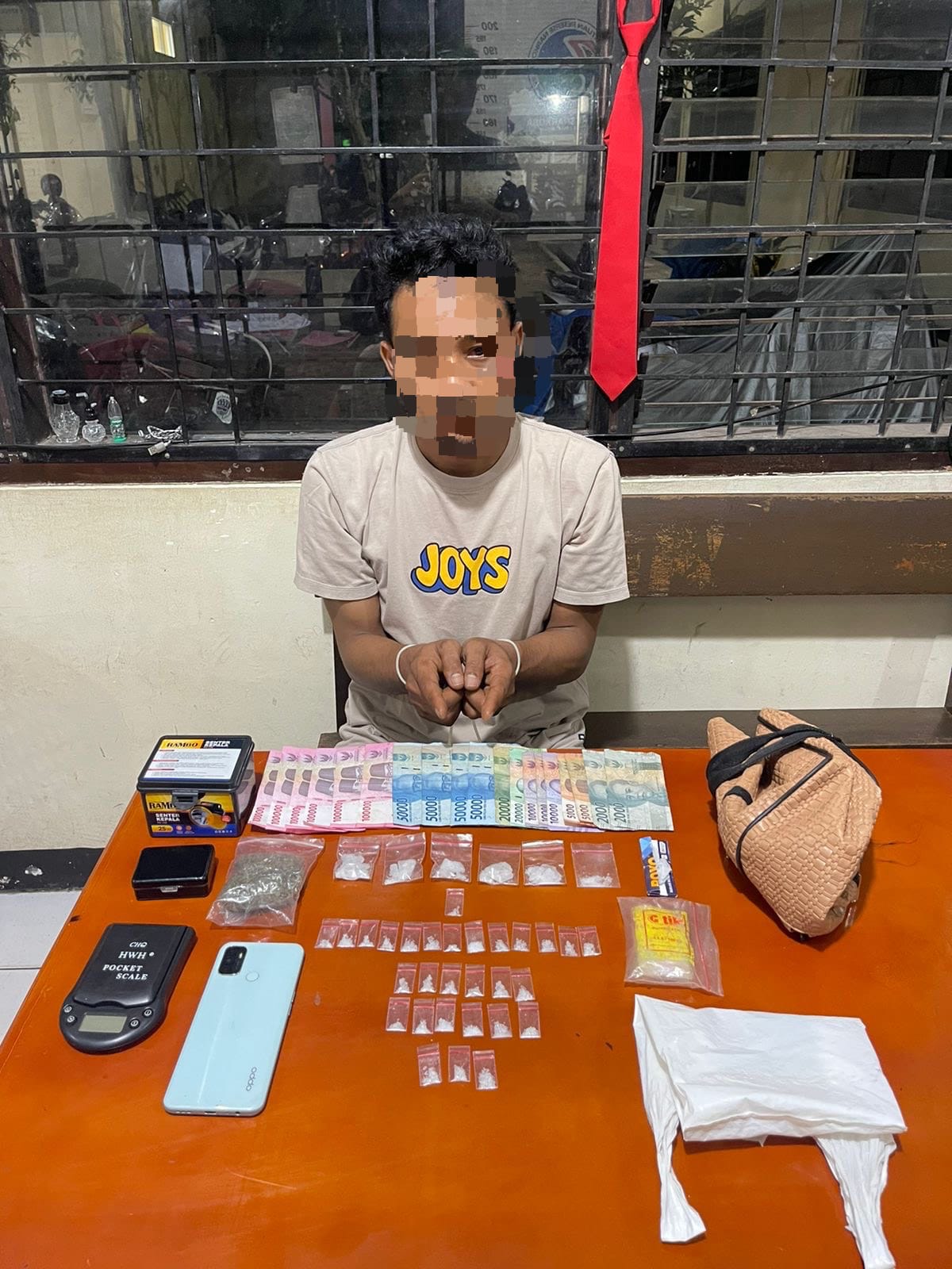TIDAK BERKUTIK: Tersangka MHY setelah diamankan petugas Satnarkoba Polres Payakumbuh, Minggu (3/8). (POLRES PAYAKUMBUH UNTUK PADEK)