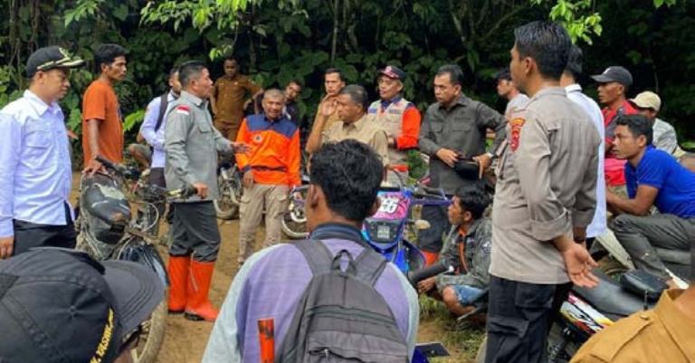 Bupati Pasaman, Welly Suhery dan jajaran saat meninjau langsung lokasi jembatan ambruk yang menghubungkan Nagari Lanai, Sinuangon, dan Batang Kundur di Kecamatan Duokoto, Pasaman. (DOK.PEMKAB PASAMAN)