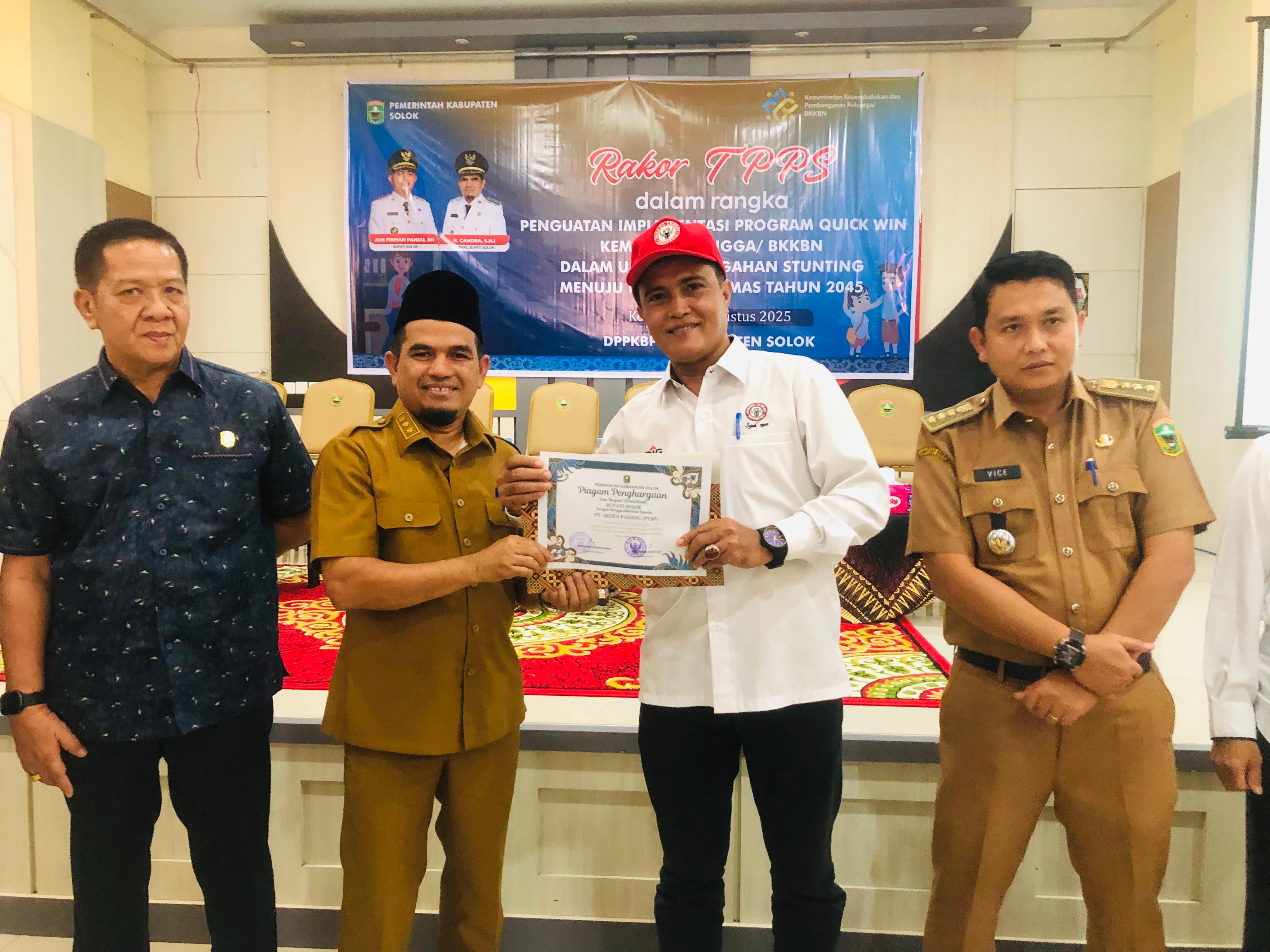 Wakil Bupati Solok, Candra, serahkan piagam penghargaan kepada Kepala Unit Corporate Social Responsibility (CSR) PT Semen Padang, Idris, Selasa (5/8/2025).