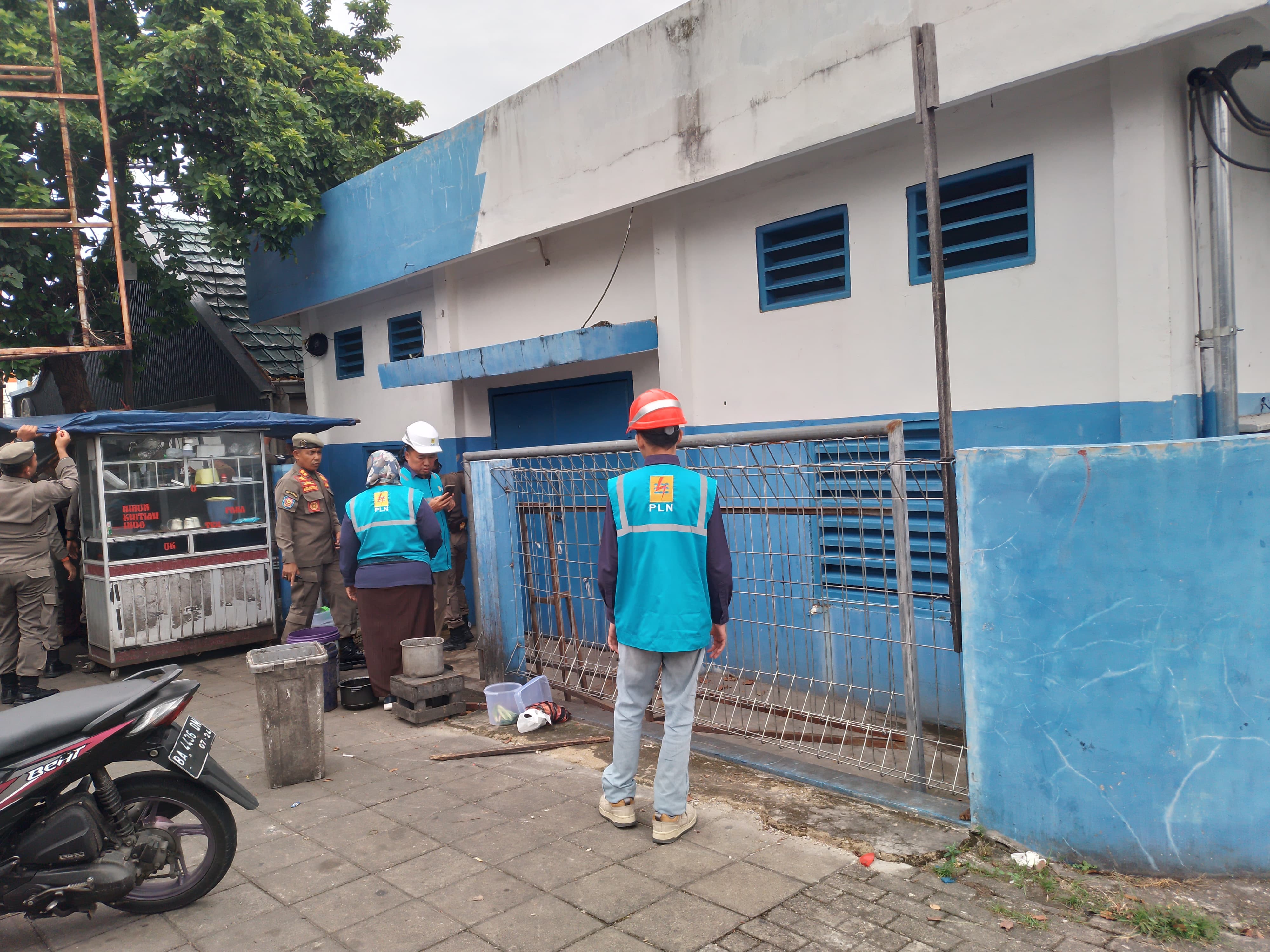 Satpol PP Padang dan PLN UID Sumbar tertibkan PKL di sekitar gardu listrik demi keselamatan warga dan keandalan pasokan listrik jelang HUT RI ke-80.