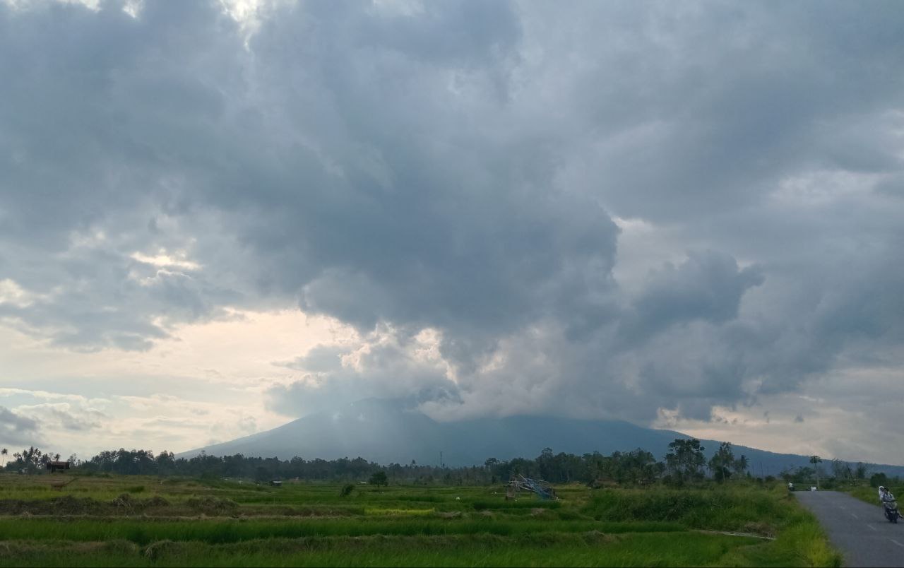DISELIMUTI AWAN: Gunung Marapi tertutup awan, dilihat dari Kota Batusangkar, Kabupaten Tanahdatar, Selasa (5/8).(RIAN AFDOL/PADEK)
