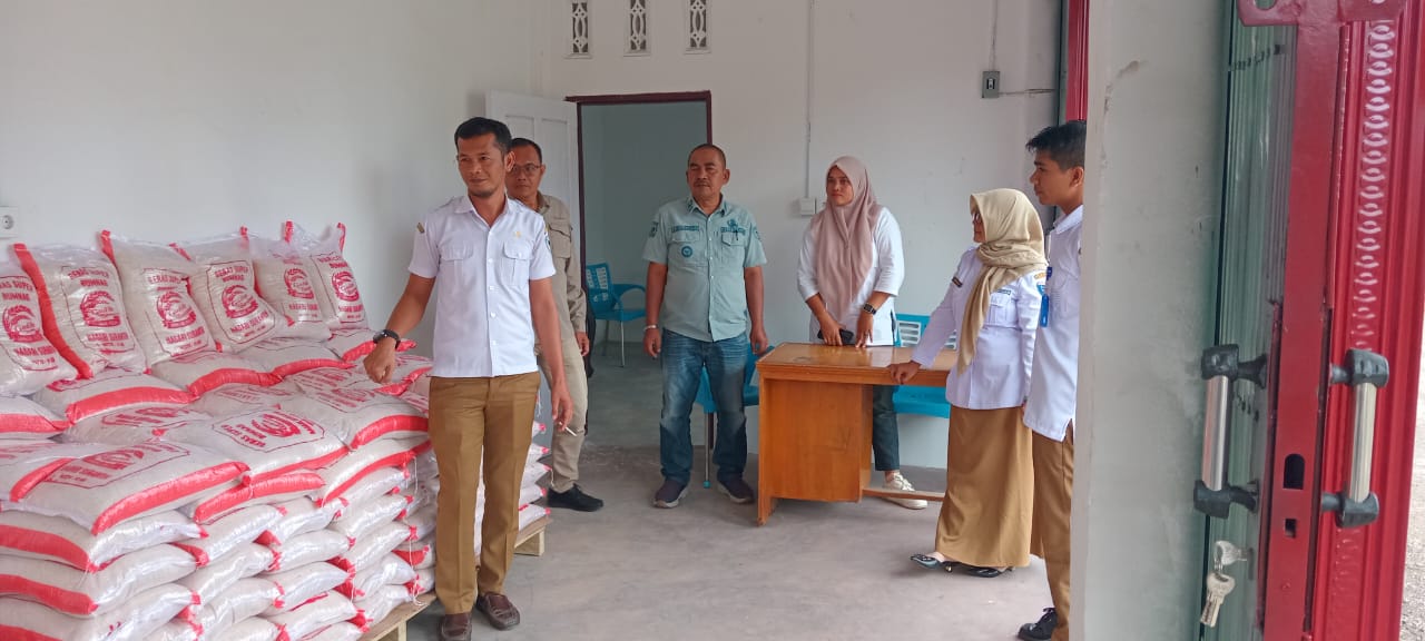 PASTIKAN KUALITAS: Terlihat beras Banang Pulau Super, produk unggulan petani lokal yang dikelola oleh BUMNag Gadih Basanai, Nagari Surantih.(DOKUMEN BARON UNTUK PADEK)