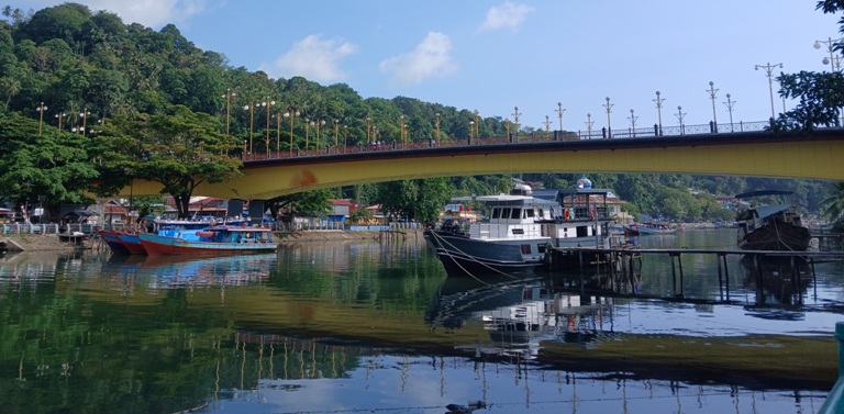 IKONIK: Jembatan Siti Nurbaya, salah satu objek wisata andalan Kota Padang di kawasan Batang Arau. (SUYUDI/PADEK)