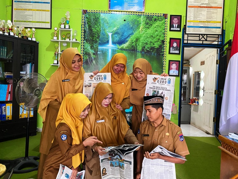 ANTUSIAS: Para guru SDN 28 Payakumbuh, terlihat antusias dengan keberadaan Laman Guru Payakumbuh.(TIM LAMAN GURU)
