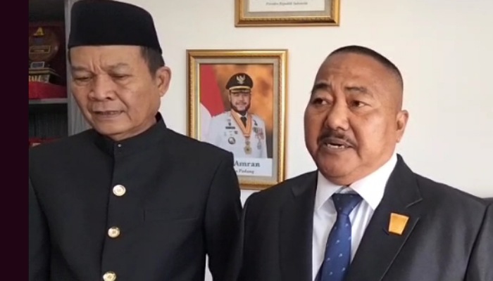 Anggota DPRD Padang dari Fraksi PAN, Amril Amin (kanan)