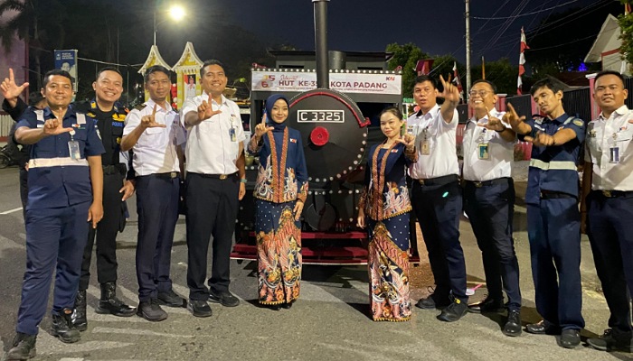 KAI Divre II Sumbar hadirkan replika Lokomotif Mak Itam di Festival Telong-Telong HUT ke-356 Kota Padang, tampilkan simbol warisan budaya perkeretaapian.